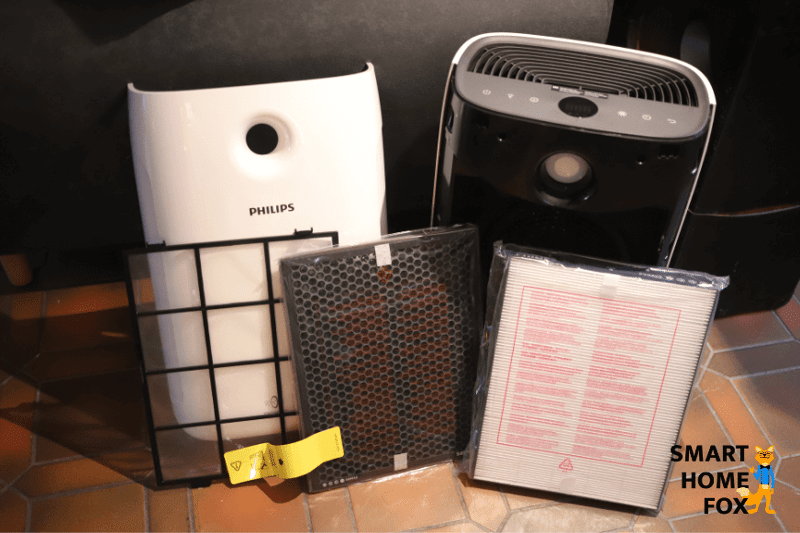 Vorfilter, Aktivkohlefilter und HEPA-Filter stehen neben einem Philips Luftreiniger